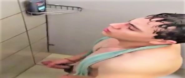 Dude jerking in the shower  -   Camboys.ca